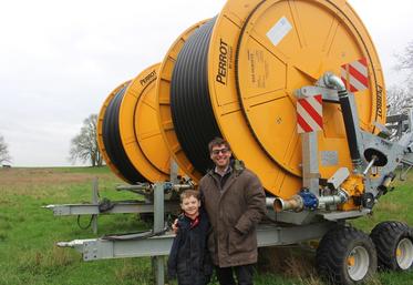 Xavier Leroy, ici avec son fils Wandrille, a pu installer l’irrigation sur son exploitation grâce à une démarche collective en Cuma.