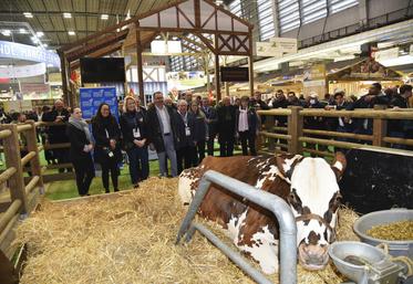 Paris, porte de Versailles, mardi 27 février. Une partie des élus du département avec la star du salon, Oreillette. 