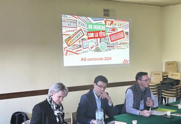 Saint-Just-en-Brie, lundi 12 février. De g. à d. : la députée Isabelle Périgault, le président du canton, Sébastien Dromigny, et le président de la FDSEA 77, Cyrille Milard.