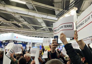 Paris, porte de Versailles, vendredi 1er mars. Les manifestants ont fortement perturbé la visite des ministres Marc Fesneau et Christophe Béchu sur les stands du ministère et en lien direct.