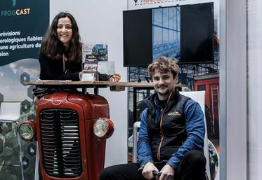 Lola Sorcaburu, chargée de communication, et Antoine Issartier, chargé du développement commercial, au Sia 2024.