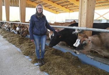 À La Boissière-École (Yvelines), le 14 mars. La responsable d'élevage de la Ferme de la Tremblaye, Bérénice Giot, a largement participé à la conception des nouveaux bâtiments de l'atelier bovin.