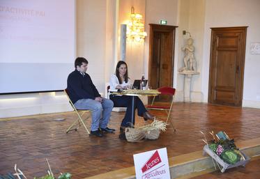 Jeudi 14 mars, à Longnes (Yvelines). Alix Heurtaut, présidente, et Baptiste Devienne, trésorier, ont présenté le rapport d'activité de l'année passée lors de l'AG de JA Île-de-France ouest.