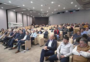 Vendredi 15 mars, à Blois. Plus d'une centaine de personnes ont participé à l'assemblée générale de la FNSEA 41, présidée par François-Xavier Rone.