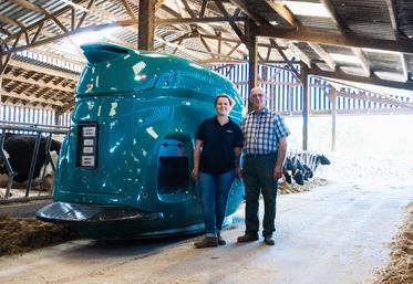 Clémence et son père Luc Poussier sont site pilote depuis juin 2022. Des échanges permanents entre ces éleveurs du Calvados et GEA Farm Technologies permettent d'améliorer la machine en continu.
