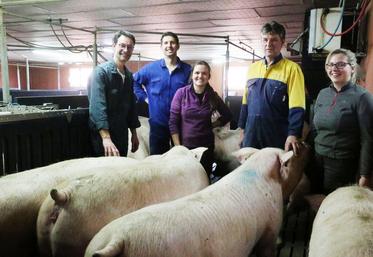 Thomas Lapie, Sébastien Francart, Hervé Lapie et les deux salariées Amélie et Lucie.