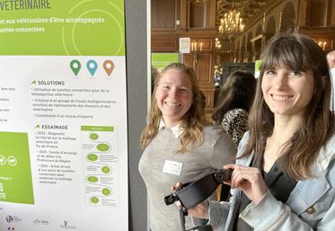 Marine Denis, ingénieure de recherche et praticienne hospitalière pour les animaux de production à l'Enva, et Margaux Gelin, chargée de mission élevage à la chambre d'Agriculture d'Île-de-France, présentent leur innovation, lauréate du trophée Coup de cœur.