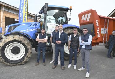 Mercredi 20 mars, à Amilly. Les quatre étudiants du BTSA GDEA ont présenté le T6 Methane Power de New Holland, accompagnés du représentant de la marque, Nicolas Morel.