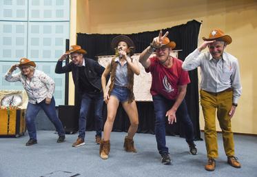 Mardi 19 mars, à Chartres. Quelques anciens ont été invités sur scène par les danseuses d'Étinc'elles pour improviser quelques pas de danse country.