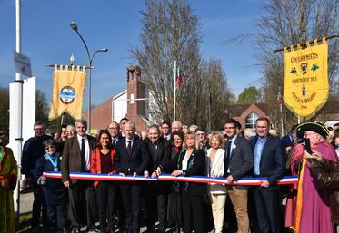 Coulommiers, vendredi 22 mars, 10 heures. La foire est officiellement inaugurée. Franck Riester, Guillaume Gomez, Sarah Esmieu et Laurence Picard coupent le ruban, entourés d'élus et responsables professionnels. 
