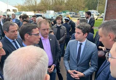 Coulommiers, vendredi 22 mars. Les responsables professionnels agricoles se sont entretenus avec le Premier ministre avant qu'il ne sillonne les allées de la foire.