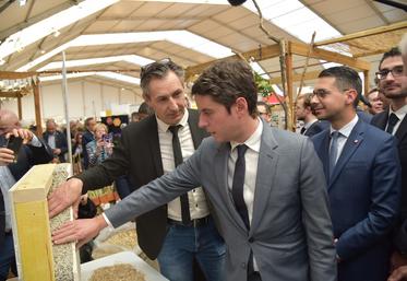 Coulommiers, vendredi 22 mars. Échange avec Franck Barbier, président de Planète chanvre, sur la culture du chanvre et ses nombreux débouchés.