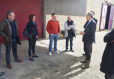 Lundi 18 mars, à Mérouville. Le préfet, Hervé Jonathan (à d.), s'est intéressé à tous les aspects de l'exploitation de Rodolphe Couturier (au c.).