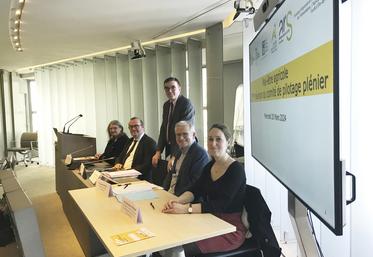 Mercredi 20 mars s'est tenu le deuxième comité plénier sur le mal-être en agriculture de la région. De g. à d. : Anne-Marie Soubielle, Olivier Damaisin, Benjamin Beaussant, Laurent Pilette et Élise Le Marchand. 