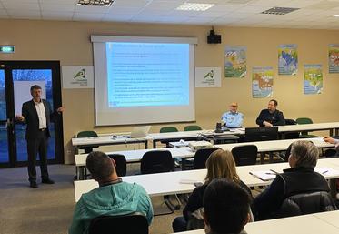 Lundi 18 mars, à Blois. La chambre d'Agriculture de Loir-et-Cher a organisé une conférence sur la cybersécurité en présence de Thierry Autret, expert cybersécurité, et du lieutenant-colonel Fabrice Jeanjean. 