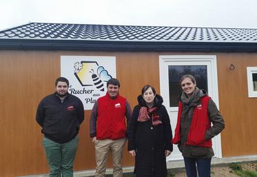 Mardi 26 mars, à Neung-sur-Beuvron. Mireille Higinnen-Bier, sous-préfète de Romorantin, est venue visiter l'exploitation de plantes aromatiques de Jeanne Hermant, en présence de Fabien Bourgueil, président de JA 41.