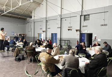 Coulommiers, dimanche 24 mars. Le conseiller fromager de la chambre d'Agriculture, Yann Simon, rappelle les règles de notation aux jurés qui avaient cinq à huit produits à juger par table.