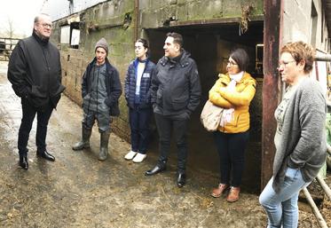 La prévention du mal-être en agriculture était le sujet de visites en février dernier dans le département. De g. à d. : Olivier Damaisin, Thierry Bezy, Carla Mailly, Amédée El Gharbi-Madelaine, Charlène Boullet et Marie-Claude Bezy.