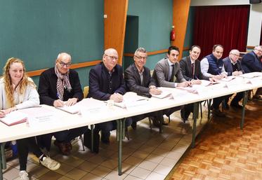 Mercredi 3 avril, à Terminiers. L'État, l'Agence de l'eau Loire-Bretagne, la Chambre, la com-com Cœur de Beauce, les coopératives, PMA 28 et la Ferme des Arches ont signé le premier contrat territorial des AAC de Terminiers et Le Puiset.