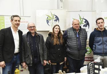 Coulommiers, samedi 23 mars. De g. à d. : le président de Planète chanvre, Franck Barbier, les agriculteurs Dominique collin, Émilie Proffit et Valéry Legendre, ainsi que Maxime Delorme, en charge de la production.