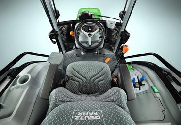 Associée au nouveau réservoir de carburant, la cabine confort à quatre montants de la série 5D version 2024 offre une visibilité accrue dans toutes les directions.