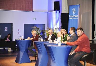 Mercredi 27 mars, lors des Rencontres agricoles départementales de l'Essonne, les participants de la première table ronde ont débattu des enjeux de transmission.