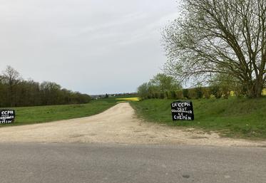 Les agriculteurs du Pays houdanais ont posté des panneaux pour dénoncer la bétonnisation des chemins dans le cadre du projet de liaison douce.