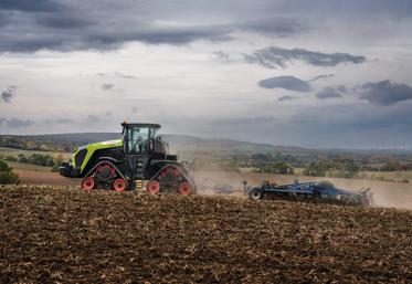 La cabine du Xerion, suspendue en quatre points, est très spacieuse et offre une excellente visibilité panoramique. Ici, la version Terra Trac, avec quatre chenilles triangulaires.