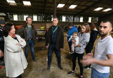 Vendredi 5 avril, à Coullons. En présence des élus syndicaux et de la chambre d'Agriculture, la préfète a pu discuter des problématiques rencontrées par le couple d'éleveurs de l'exploitation.