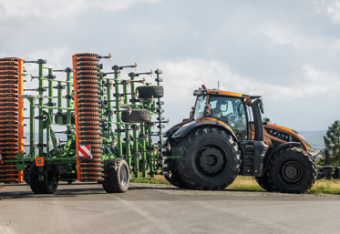 Il faudra encore attendre quelques semaines avant de croiser un modèle de la série S sur les routes et dans les champs.
