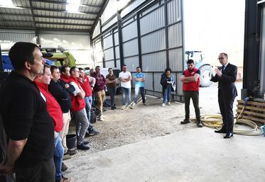 Lundi 8 avril, à Pouillé. Xavier Pelletier, préfet de Loir-et-Cher, a écouté les problématiques des Jeunes agriculteurs de Loir-et-Cher, sur l'exploitation de Benoît Bourry.