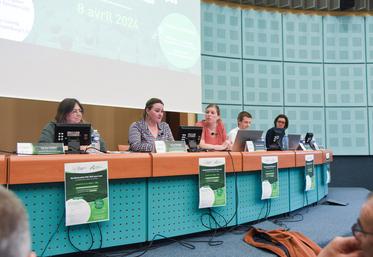 Lundi 8 avril, à Chartres. Carine Hardy et Maud Evrard, conseillères à la Chambre, aux côtés de Tristan Le Moigne et Anne-Laure Dufretel, de la DDT, ont détaillé la déclaration Pac 2024 lors des Universités du soir.
