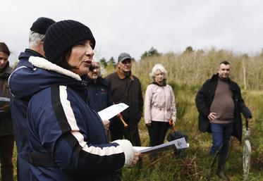 Mercredi 3 avril, en forêt domaniale. Sophie Brocas était très attentive aux échanges avec les représentants forestiers pour en apprendre plus sur la forêt.