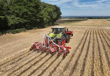 En ne travaillant que des bandes de terre, le strip-till permet de garder de la matière organique en surface pour éviter l'évaporation et lutter contre l'érosion.