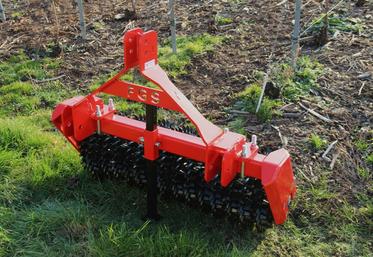 Le mini-croskill se compose de disques de deux diamètres différents placés alternativement. Cela génère un effet de cisaillement favorisant l'émiettement. Sur la photo, le rouleau de 1,04 m, qui pèse 235 kg. 