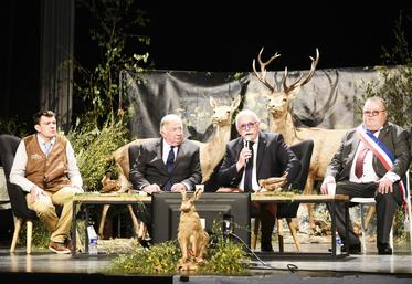 Samedi 13 avril, à Sully-sur-Loire. Une partie de l'assemblée générale des chasseurs s'est tenue en présence du président du Sénat, Gérard Larcher (2e à g.).