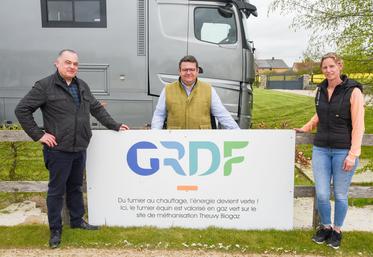 Le 11 avril, à Amilly. La co-associée de Jump Chartres 28, Mathilde Nodier, et le co-gérant du site de méthanisation Theuvy Biogaz, Jean-Baptiste Gouin (au c.), ont signé sous l'égide du délégué territorial de GRDF, Jean-Michel Vappereau, un partenariat pour valoriser le fumier équin.