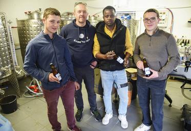 Jeudi 11 avril, à Bonneval. Maxime, Moussa, Thomas et Artur (absent de la photo) ont brassé une bière avec Emmanuel Dufer, pour la vendre et financer un voyage d'étude.