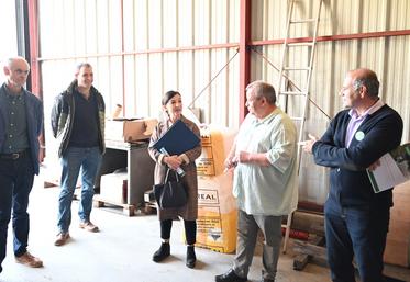 Vendredi 12 avril, à Saint-Romain-sur-Cher. Sophie Brocas, préfète de région, a visité la Cave coopérative des Coteaux romanais en présence d'Arnaud Lespagnol, président de la FNSEA Centre-Val de Loire, ainsi que des représentants du monde viticole loir-et-chérien.