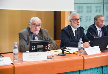 Samedi 13 avril, à Chartres. Jean-Paul Moktar (à g.) a présidé l'assemblée générale de la Fédération départementale des chasseurs, se réjouissant de la baisse de 50 % en deux ans des surfaces impactées par le gibier.