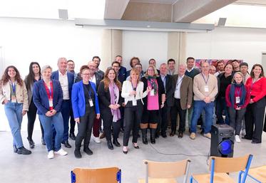 Mardi 16 avril, à Châteaudun. Les représentants des start-up et des partenaires ainsi que toute l'équipe du Campus Les champs du possible, réunis pour convaincre des investisseurs.