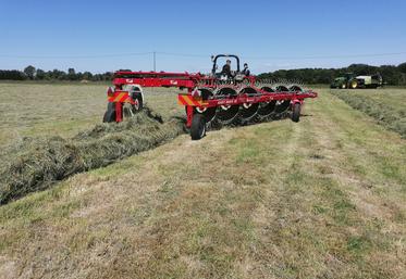 L'andaineur soleil donne accès à de gros débits de chantier avec un petit tracteur.