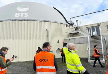 La matinée s'est poursuivie par la visite guidée du site, ici par Christophe Hillairet, l'un des six associés, président de la chambre d'Agriculture de région Île-de-France.