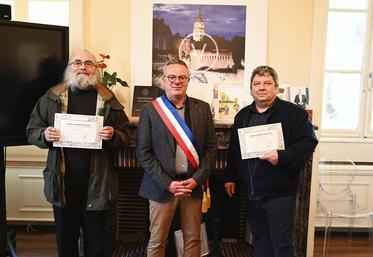 Patrick Montanaro, à g., retraité et ancien CPE au lycée agricole de Montoire ainsi que François-Xavier Rone, à d., agriculteur et président de la FNSEA 41 ont reçu le mérite agricole de la main de Laurent Brillard, au c., maire de Vendôme. 