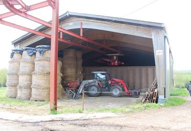 La grange séchoir comprend trois cellules où le foin est séché et, à l’entrée, un espace où paille et matériels peuvent être entreposés.