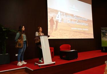 Eloïse Saillard, chargée de mission et Nathalie Diquelou, technicienne au sein de la fédération départementale des chasseurs de Loir-et-Cher, sont revenues sur le prochain schéma départemental de gestion cynégétique, vendredi 26 avril à Vineuil. 