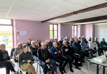 Everly, mercredi 10 avril. Les populiculteurs sont venus nombreux assister à la présentation du cahier des charges alliant protection de l'environnement de la Bassée et sylviculture.