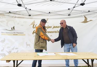 Mercredi 24 avril, à Ménestreau-en-Villette. Roger Gaboret, vice-président de la FDC 45 et Gérald Dupre, vice-président de la MFR de Chaingy, ont signé la convention de gestion entre leur deux structures. 