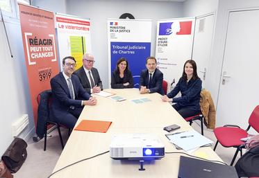 Lundi 29 avril, à Chartres. Autour de la présidente du tribunal de Chartres, Stéphanie Kretowicz, et du procureur de la République, Frédéric Chevalier (au c.), la déléguée départementale aux droits des femmes, Mathilde Haulon (à d.), et les président et directeur de l'association Assoedy (à g.).