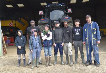 Crisenoy, vendredi 12 avril. Une partie du groupe accompagné de ses éducateurs et de Francky Méhaut.